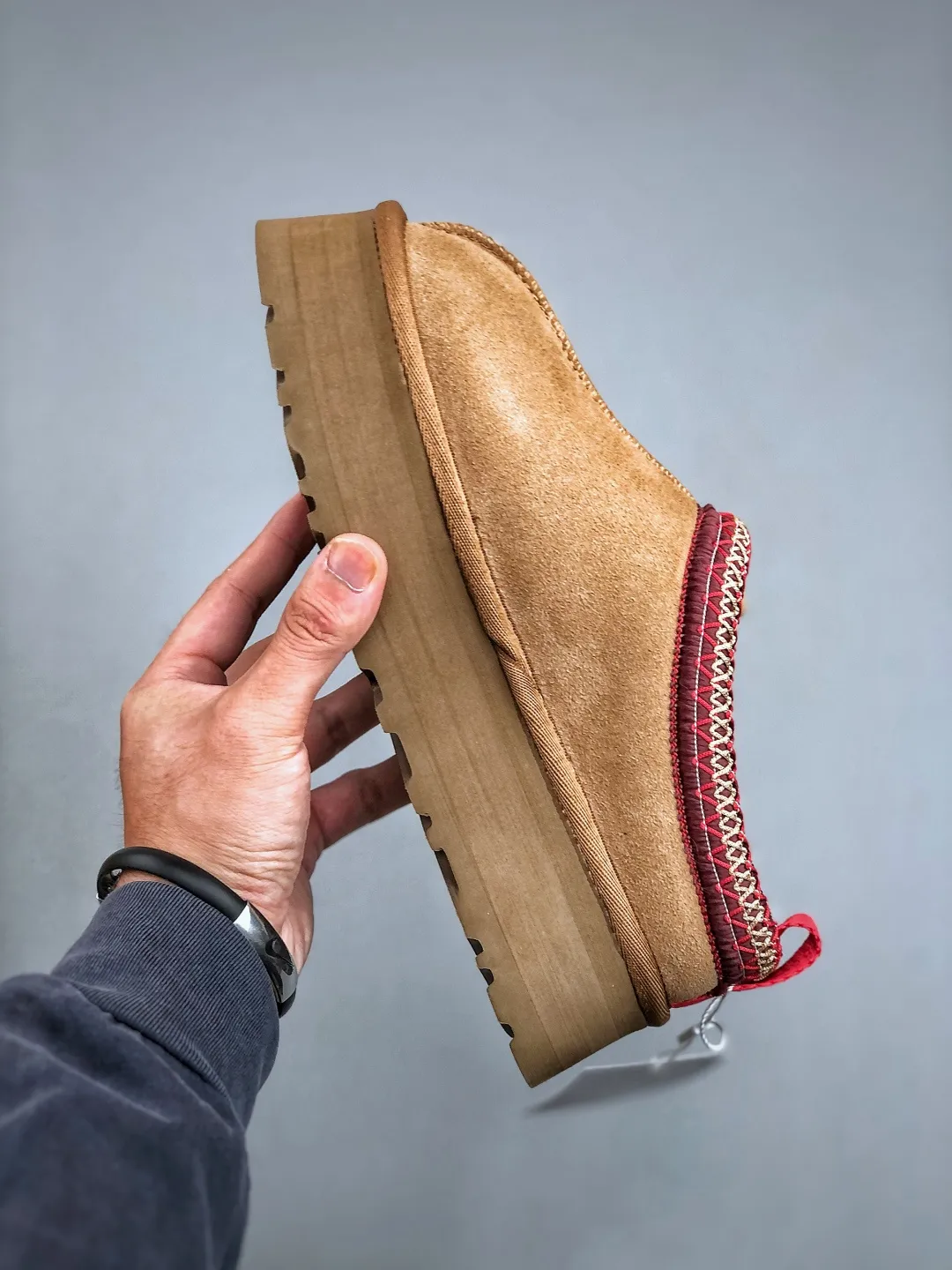 Local self-pickup💰560 supports store placement. The top version on the market. UGG Tazz ethnic style thick-soled women's model. Xiaohongshu's hot model. Produced by a major foreign trade factory in Guangzhou. From toe to insole, genuine sheep fur. Independent outer box packaging. Chip. With waterproof technology. Differentiating from any version on the market. 5cm thick sole. Independently developed original outsole. Cashmere insole. Keep warm when going out in winter. It is a very suitable choice for home use. In the new year, uug has launched a style series, which is partially biased towards the preferences of young consumers. It has also moved to the forefront of fashion trends. Shoe body material. Water-repellent coated suede upper. 17mm UGGPURE™ implanted wool insole. Lightweight non-slip and comfortable rubber outsole. With brand LOGO. With full packaging. Size: 35-40